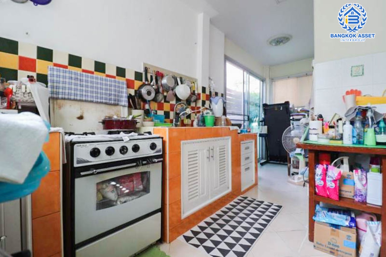 *****บ้านแฝดมือสอง ม.ชวนชื่นกรีนพาร์ค คู้บอน เนื้อที่กว้างขวางมากถึง 37.1 ตร.ว. ฟังก์ชัน 3 ห้องนอน 2 ห้องน้ำ จอดรถได้ 2 คัน บ้านสวย พร้อมเข้าอยู่ได้ทันที! ตั้งบนทำเลแห่งการเดินทาง ใกล้รถไฟฟ้าสายสีชมพู "สถานีคู้บอน" จุดขึ้นทางด่วน "รามอินทรา-เอกมัย" และแฟชั่นไอส์แลนด์